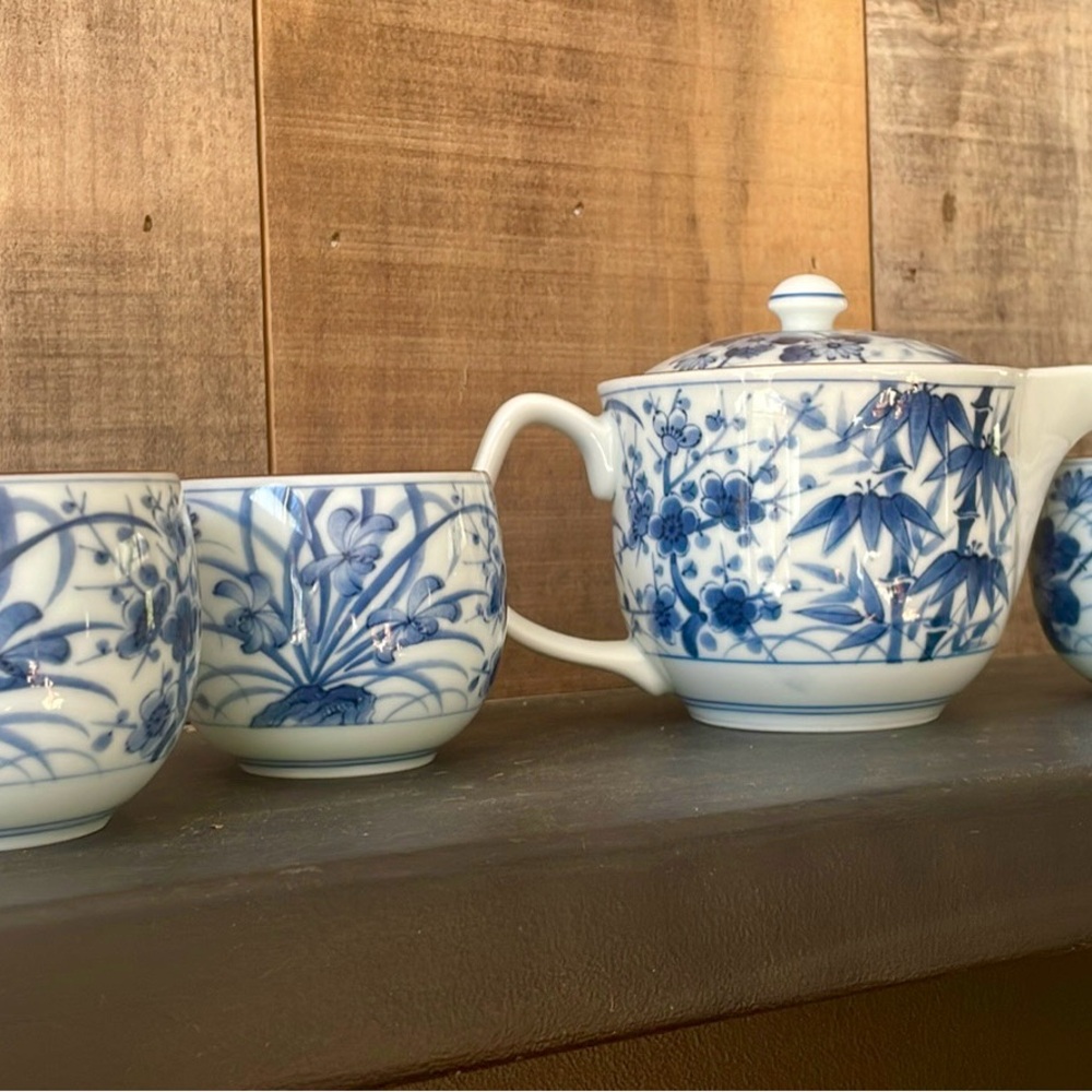 ❤️Vintage ARTIST SIGNED HANDPAINTED Blue White Floral ASIAN porcelain Teapot Set - Picture 3 of 9